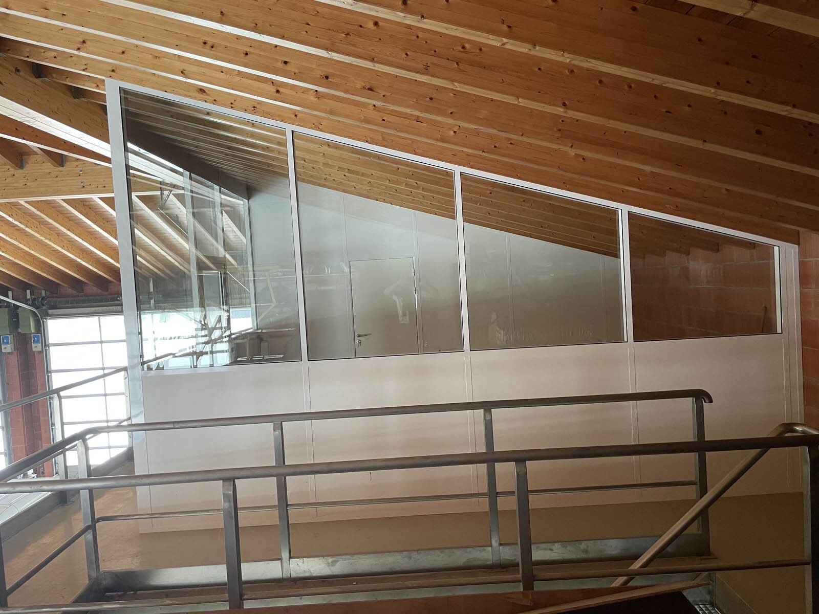 Vue dans les escaliers des cloisons blanches réalisées par l'entreprise ACBI