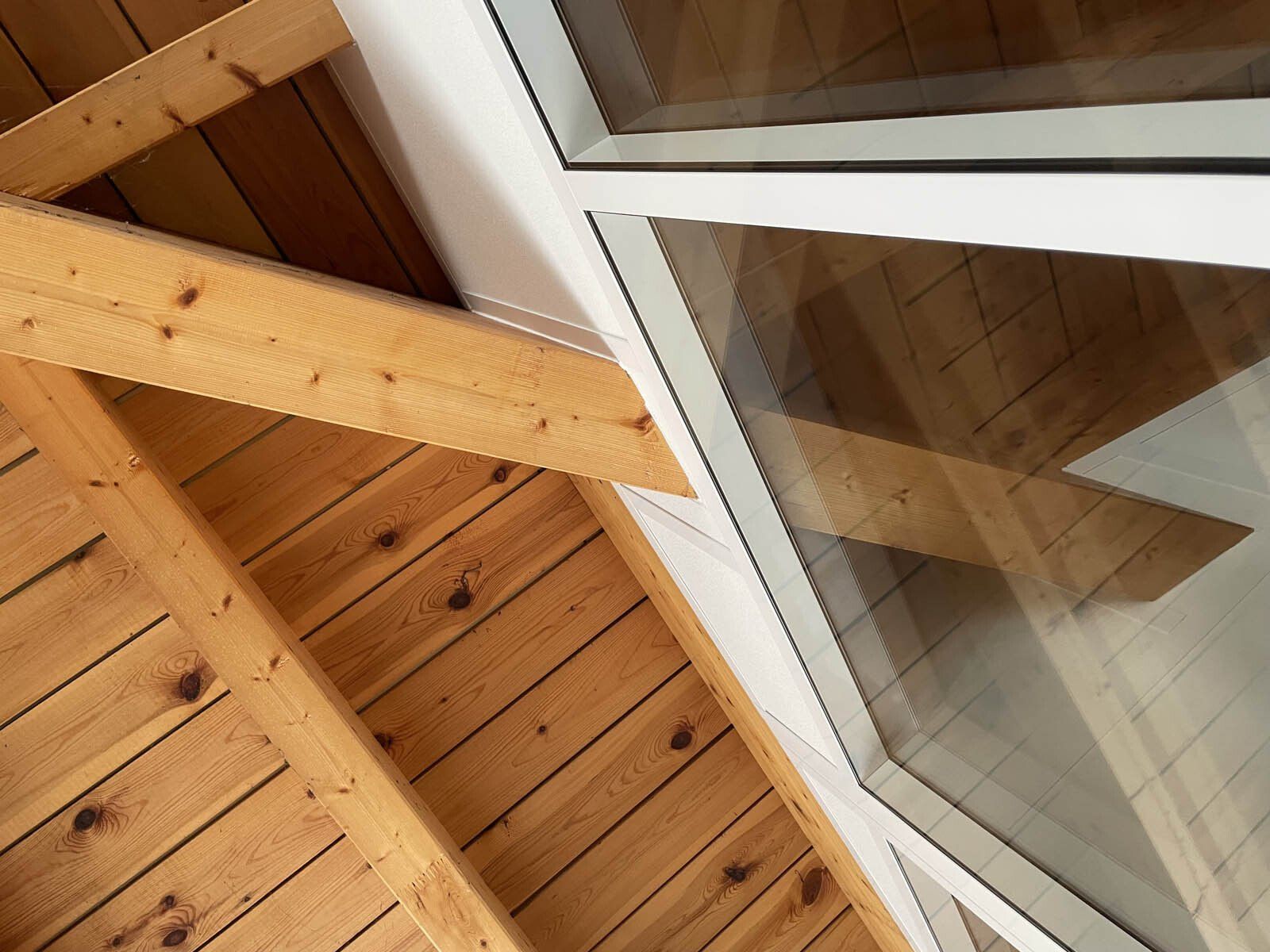 Plafond en bois à côté des cloisons blanches