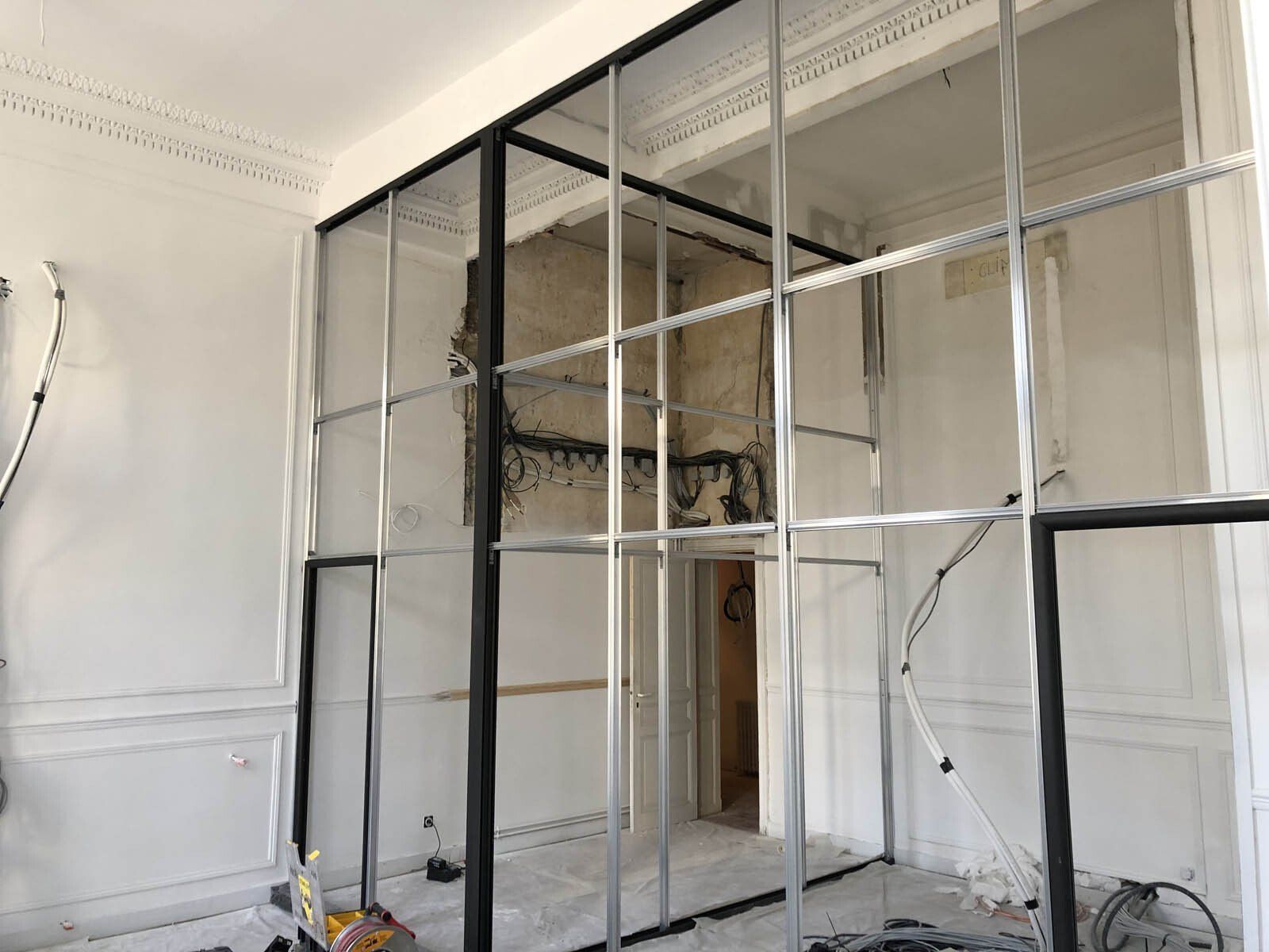 Structure métallique en cours de pose à l'intérieur d'un bâtiment