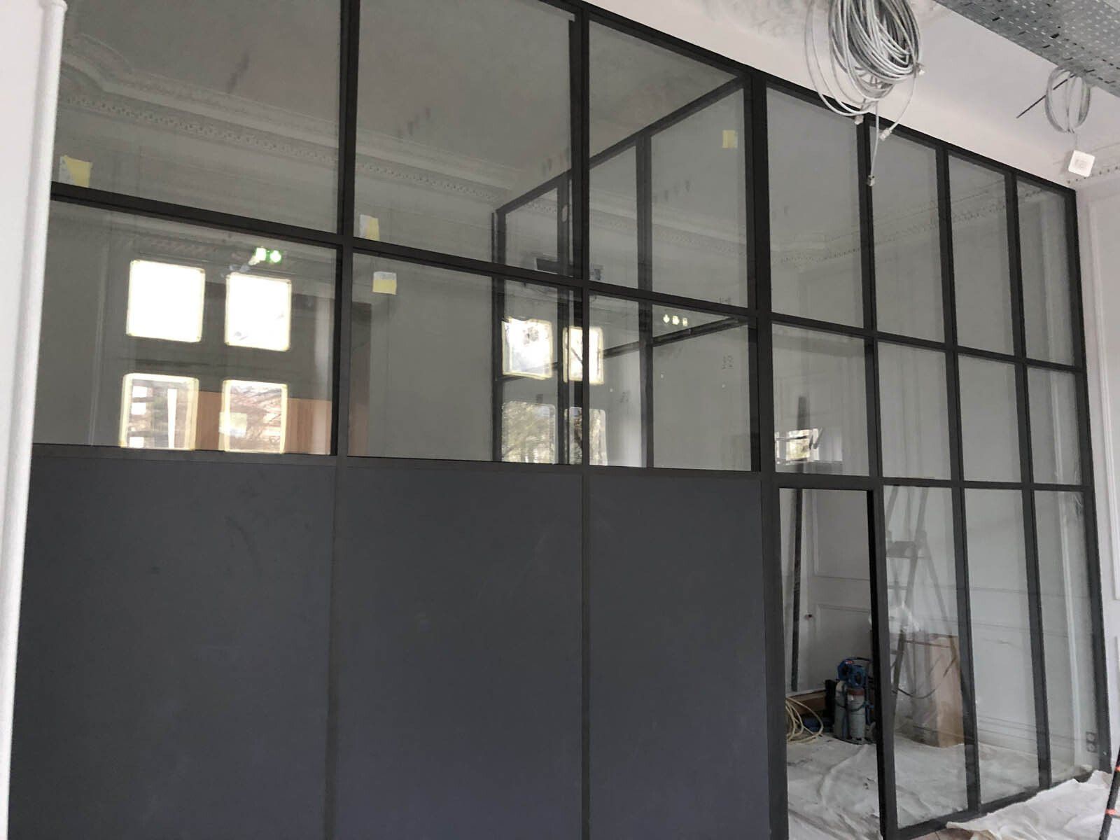 Cloisons amovibles noires réalisées par l'entreprise ACBI