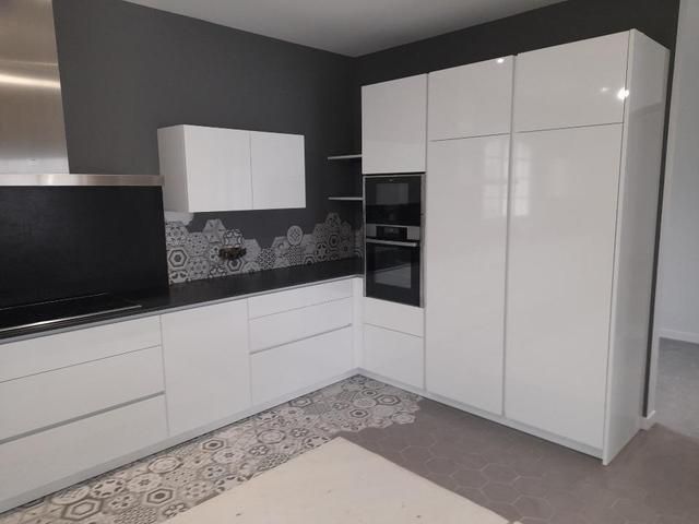 Une cuisine blanche.