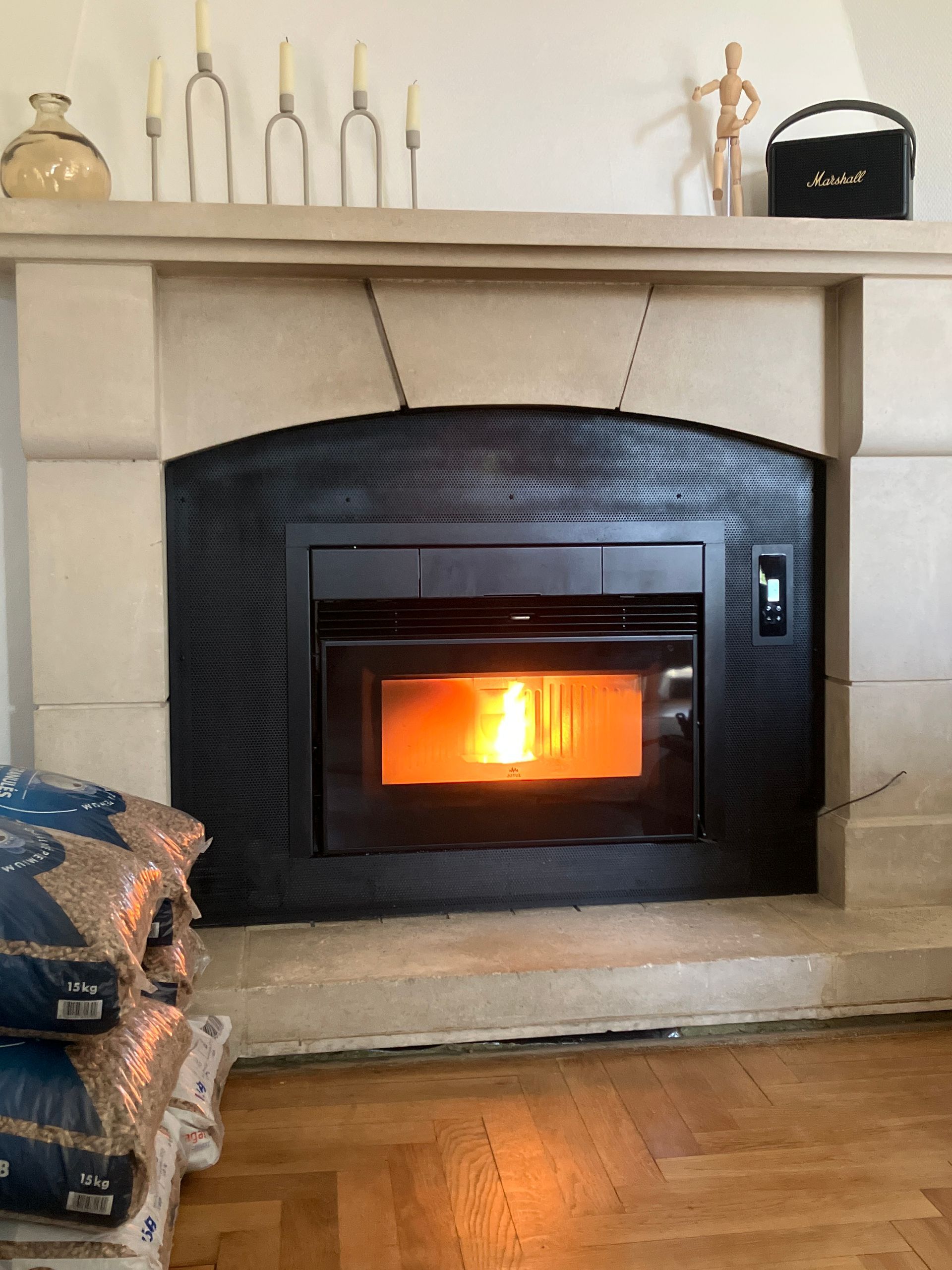 Insert à granulés après travaux dans une ancienne cheminée en pierre.