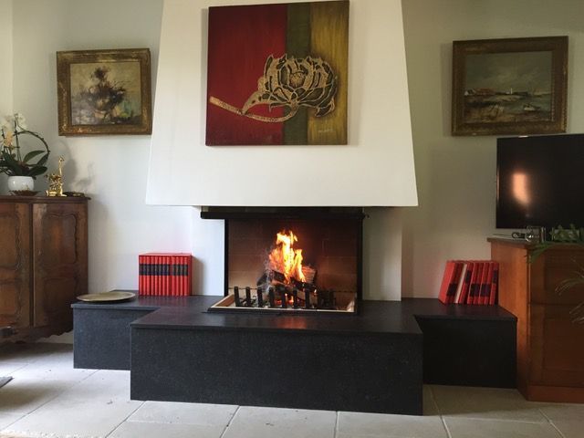 Mise en situation d'une cheminée à foyer ouvert dans le salon d'une maison.