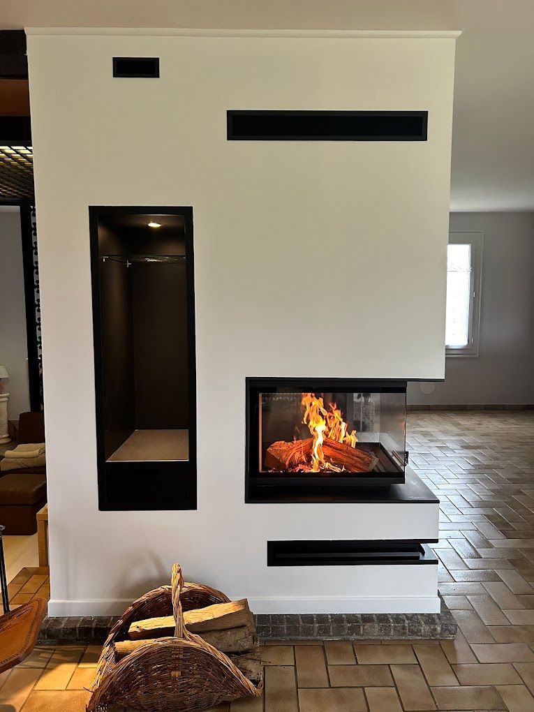 Vue d'une cheminée d'angle dans un mur de salon.