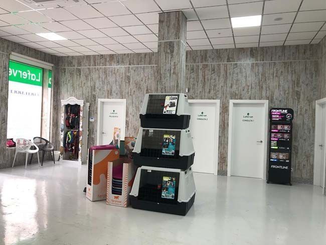 Una habitación grande con muchas puertas y una máquina expendedora.