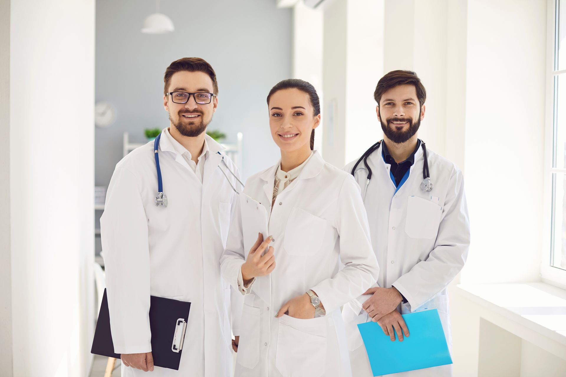 Eine Gruppe von Ärzten posiert in einem Krankenhaus für ein Foto.