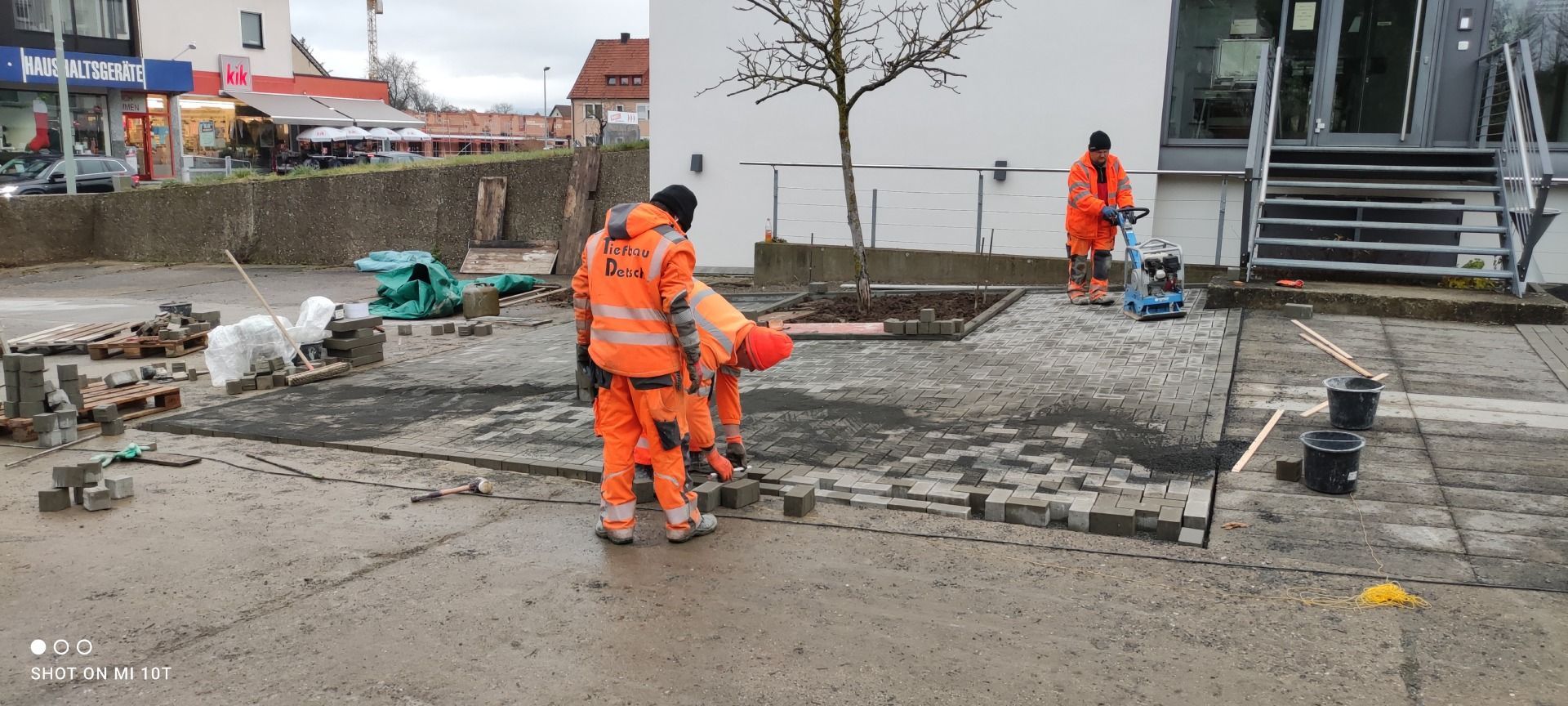 Außenanlage wird von Arbeitern gebaut