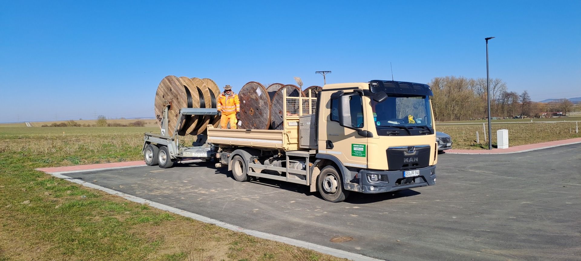 LKW mit Glasfaser Trommeln