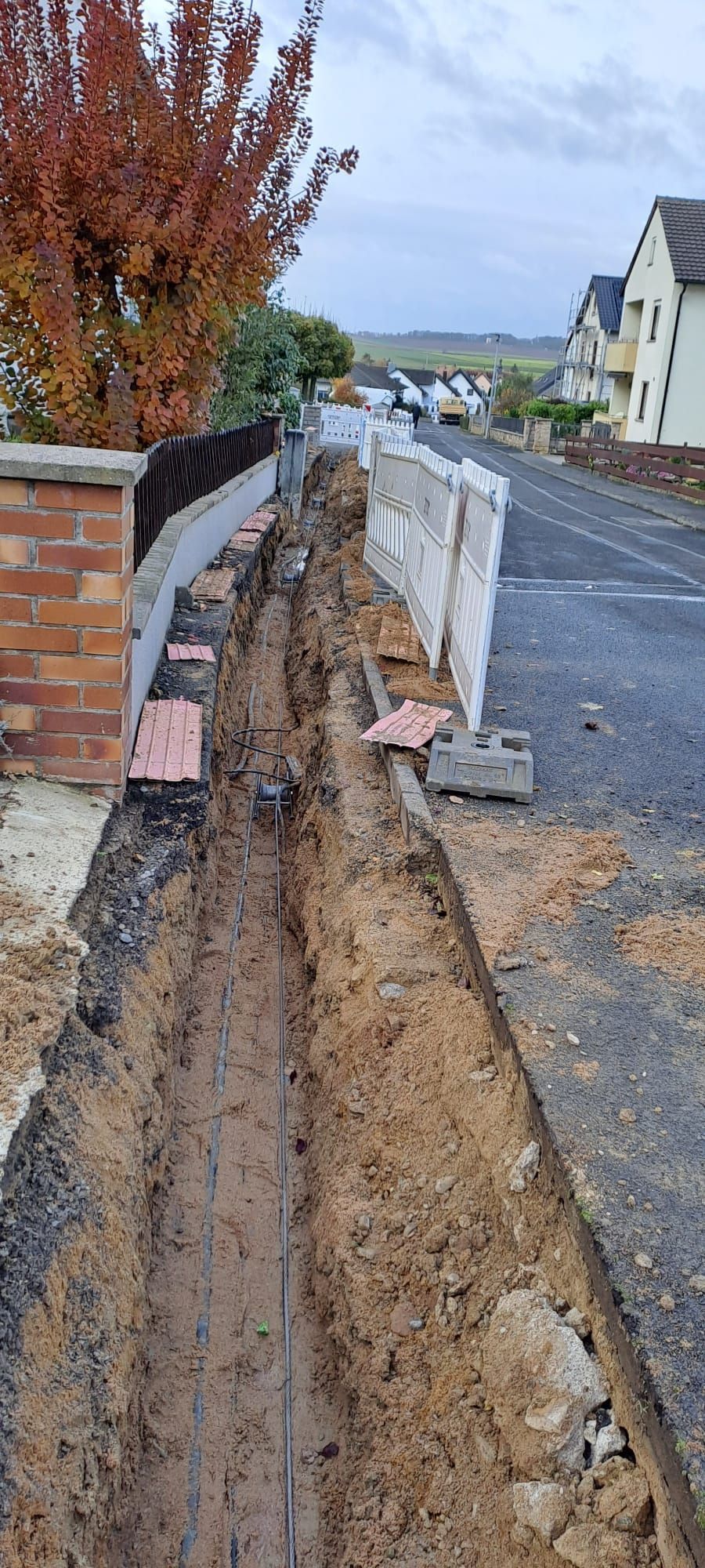 Tiefbau, Straße ist aufgerissen und Kabel gelegt