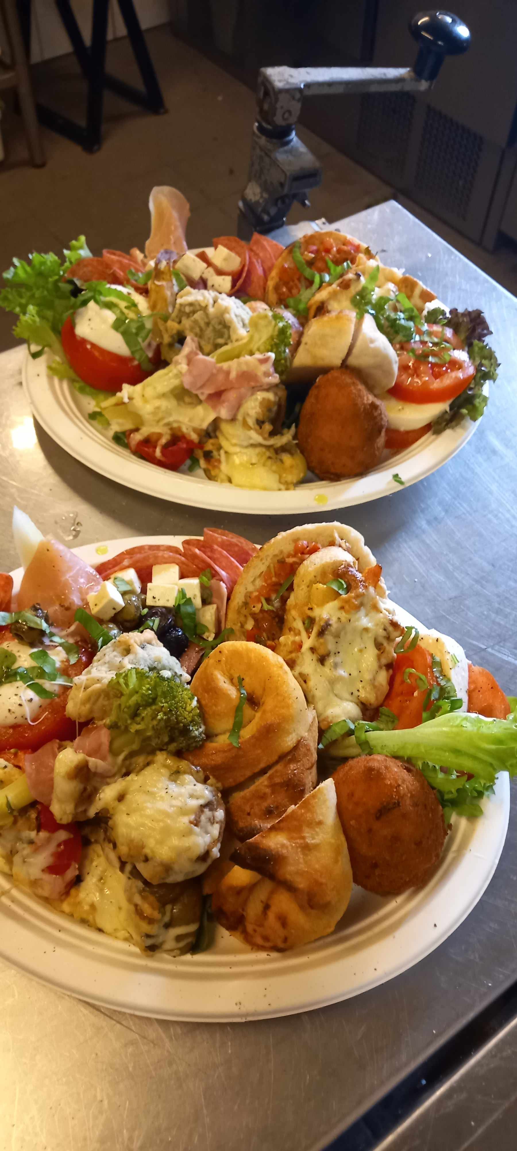 Zwei Teller mit Essen stehen auf einem Tisch, Leonardo Intelisano Pizzeria Dolce Vita