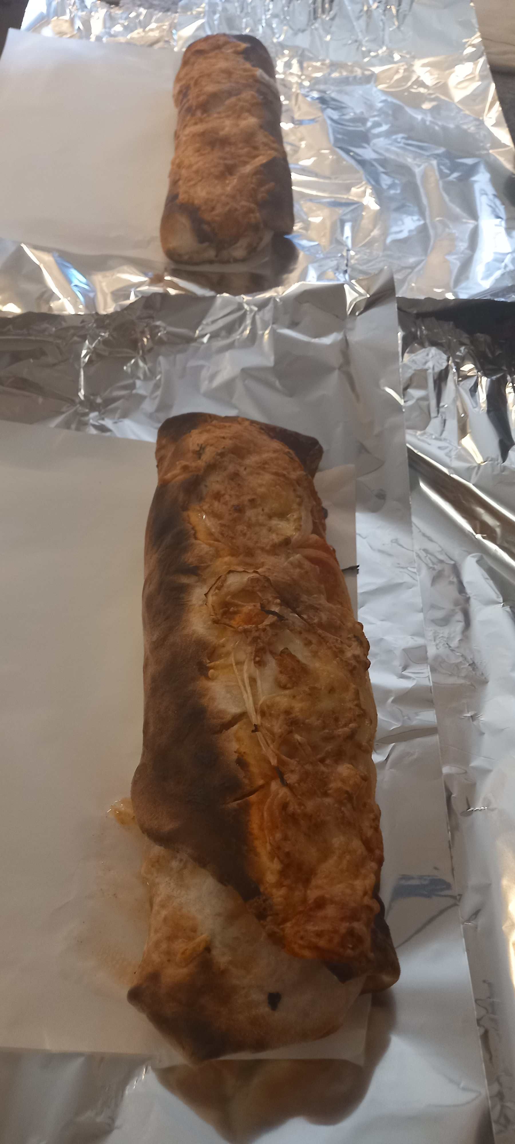 Ein Stück Fleisch liegt auf einem Stück Alufolie.