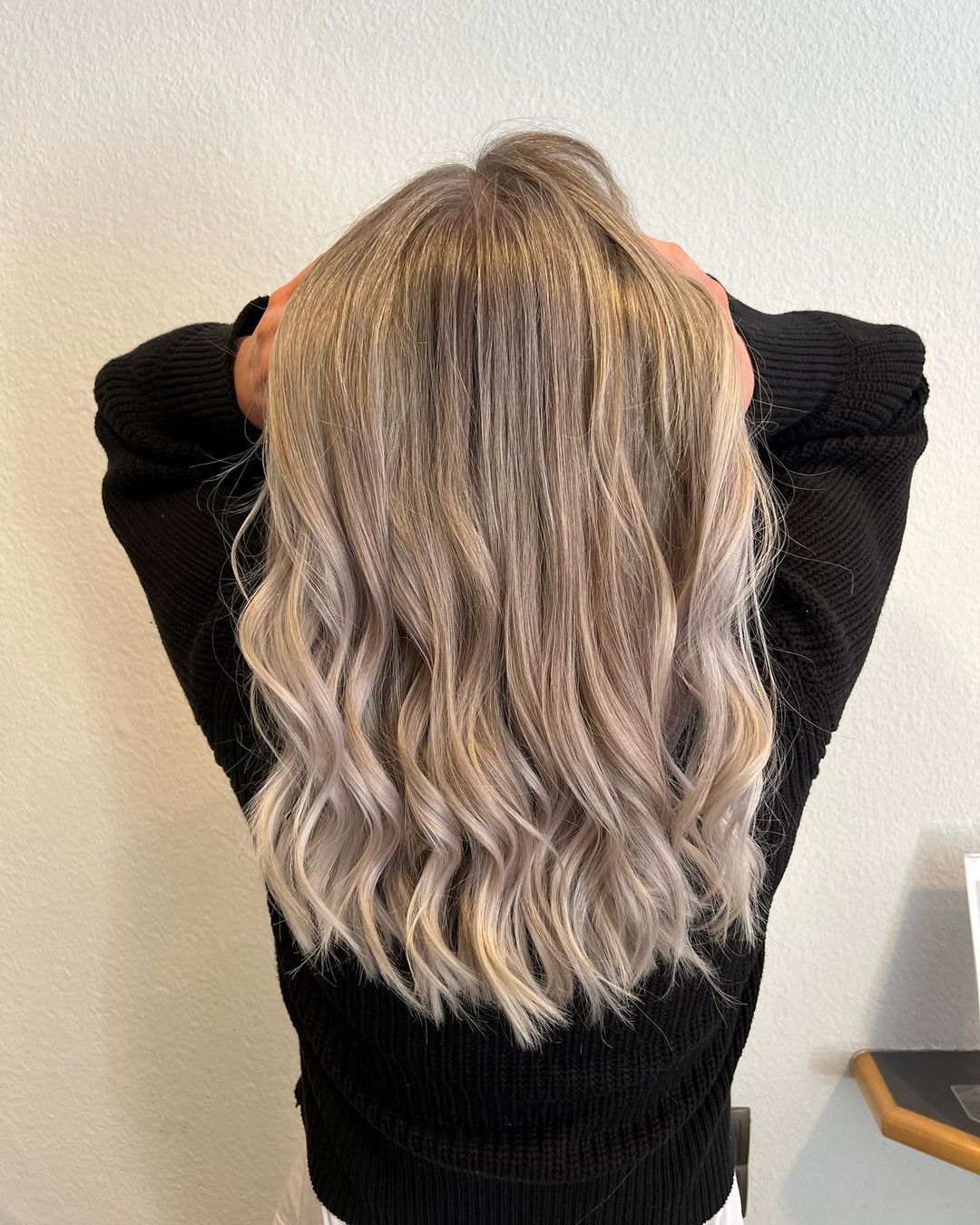 Lange gelockte Haare mit Balayage blondiert