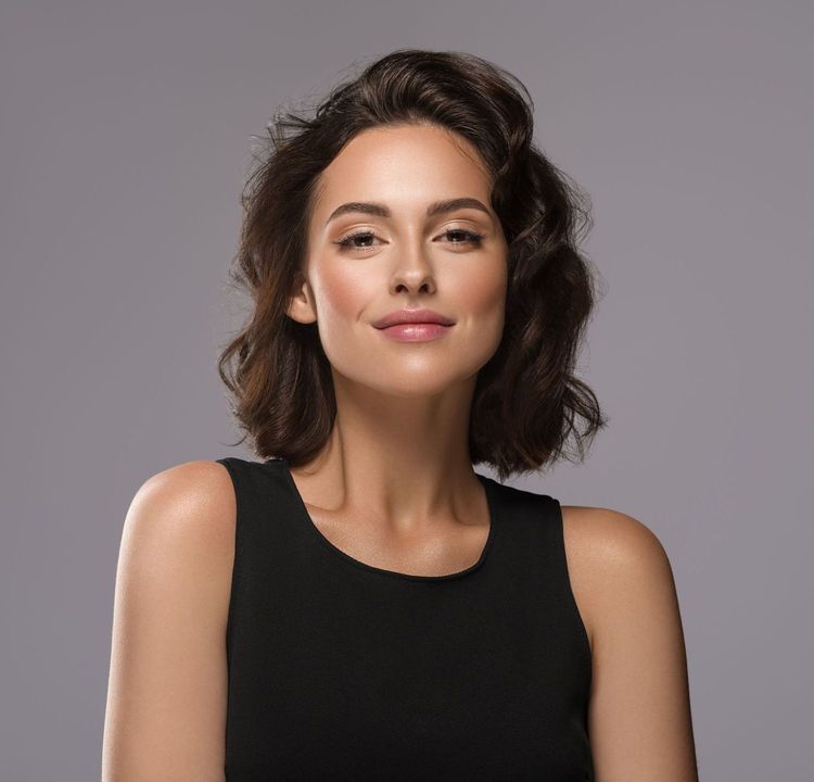 Model mit braunen, kurzen, glänzenden Haaren