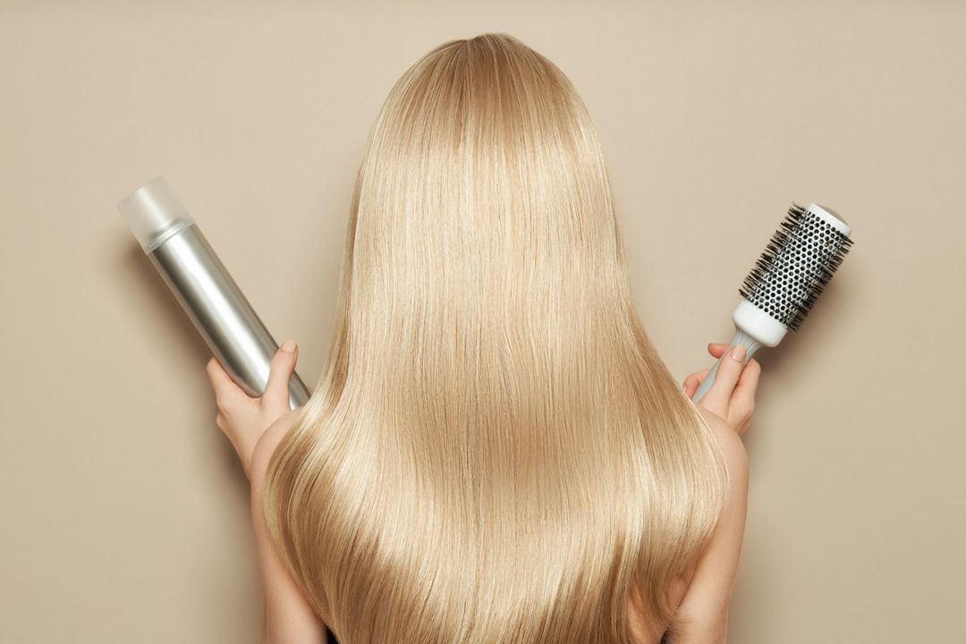 Hinterkopf einer Frau mit blonden, glänzenden, langen Haaren