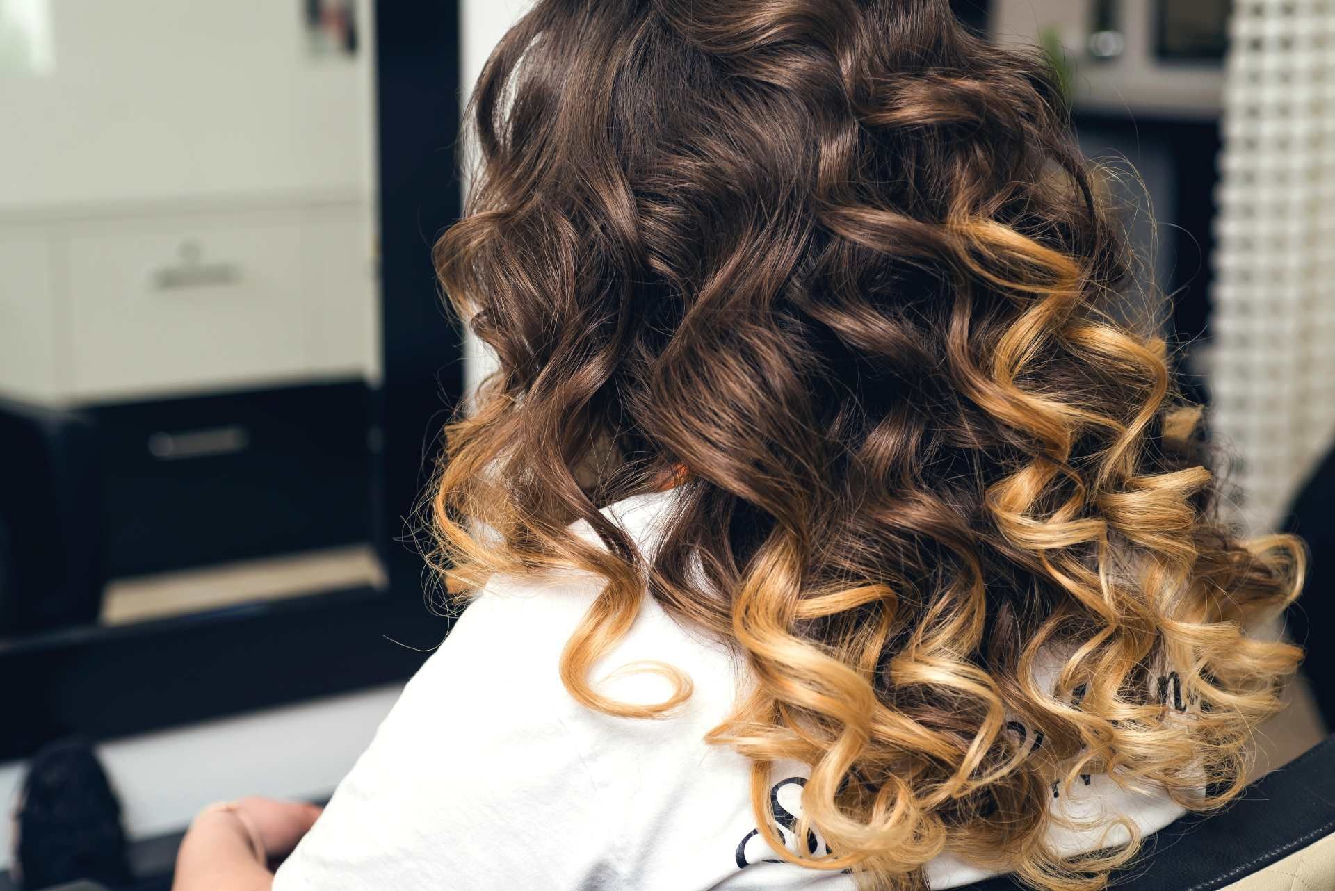 Braun, gelockte Haare mit blonden Spitzen