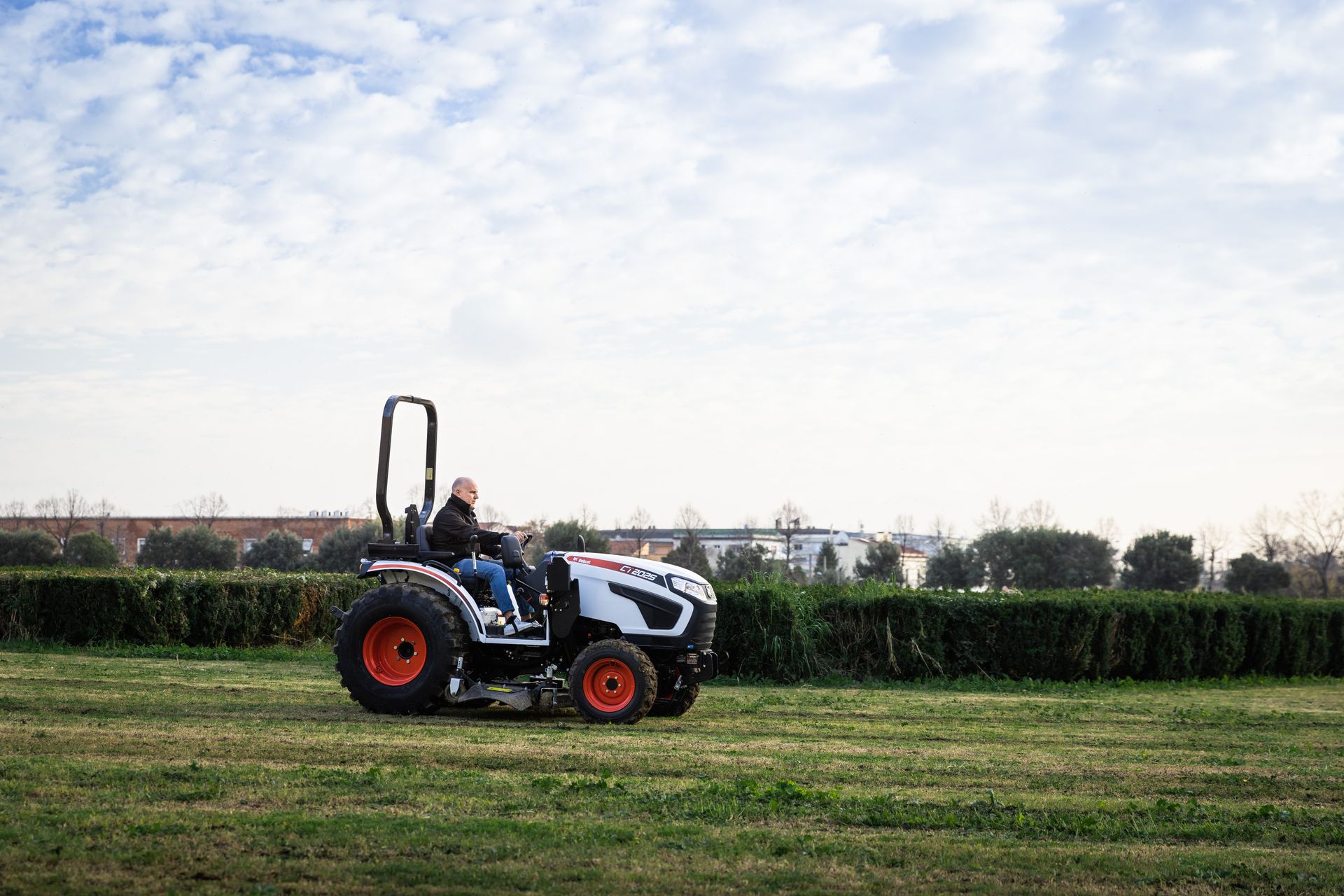 Un tracteur tondeuse