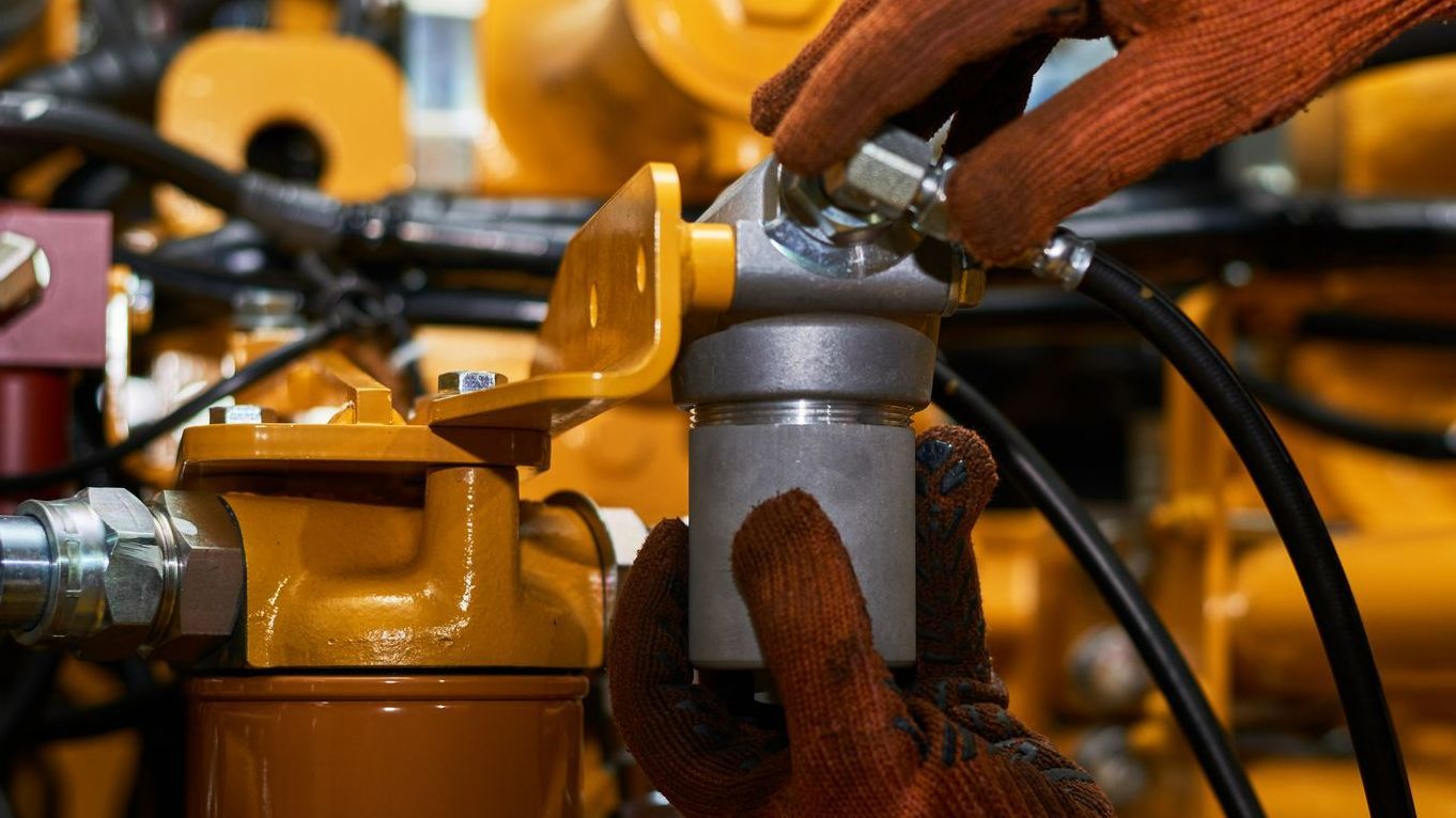 Gros plan sur un système hydraulique en cours d'entretien