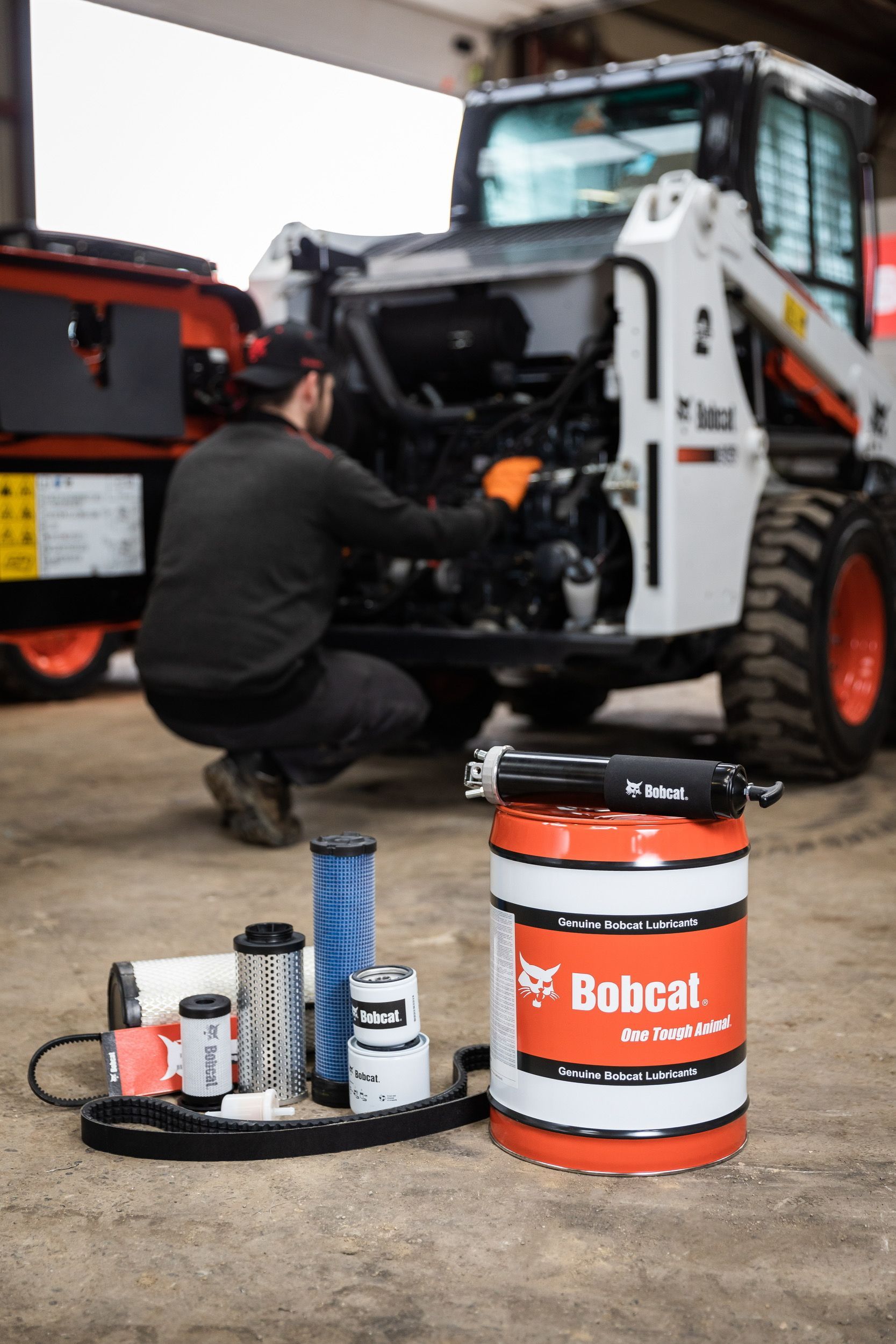 Vue aérienne d'une pelleteuse remplissant la benne d'un camion de chantier