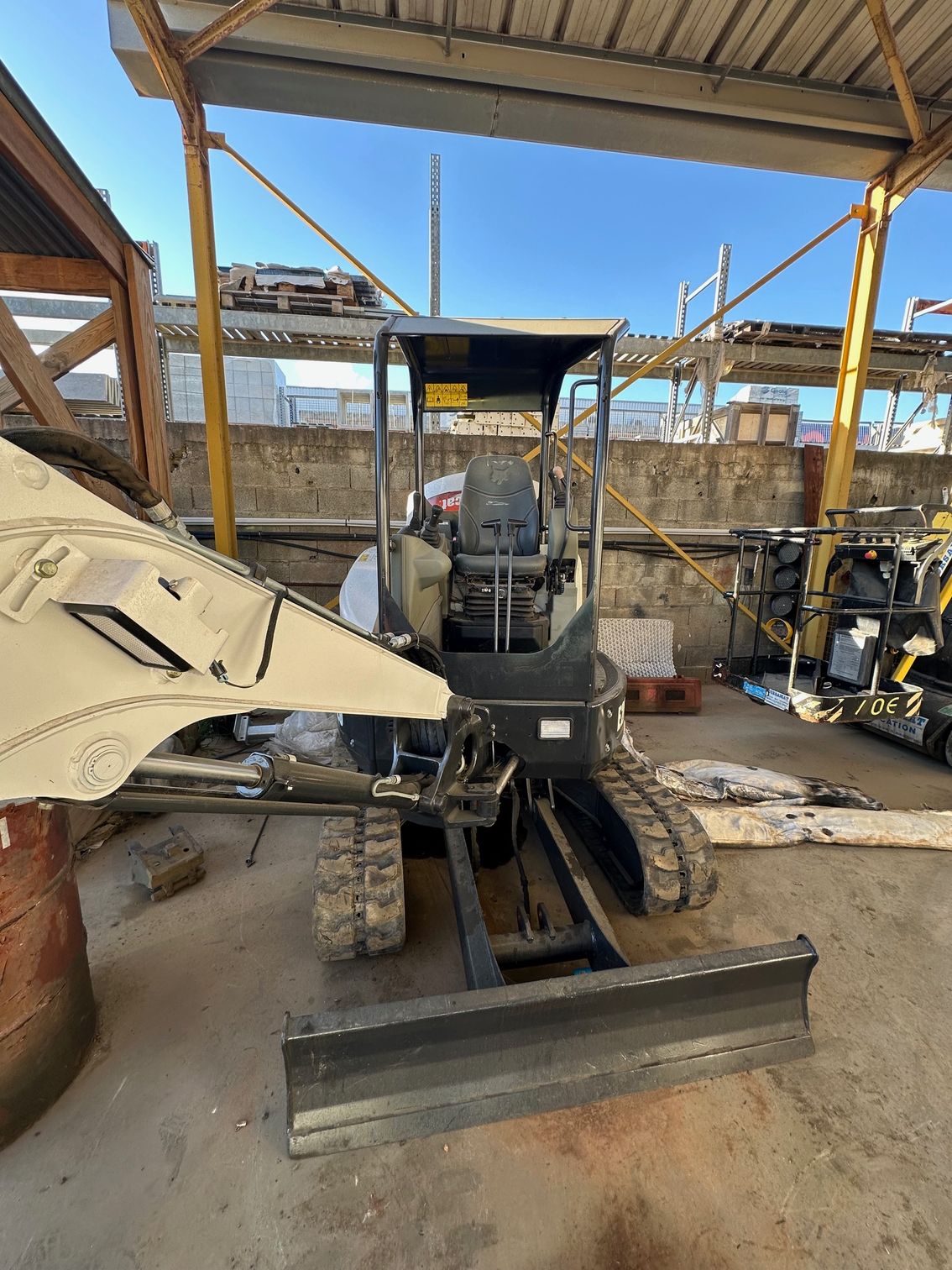 Mini-pelle E26 Bobcat de face