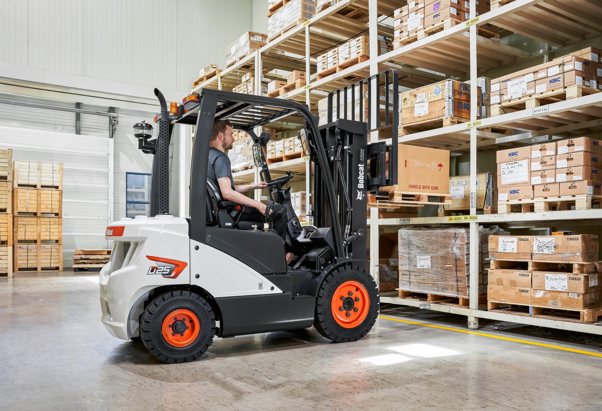 Un transpalette dans une usine