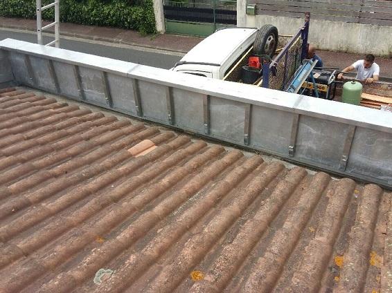 Un élément en zinc installé