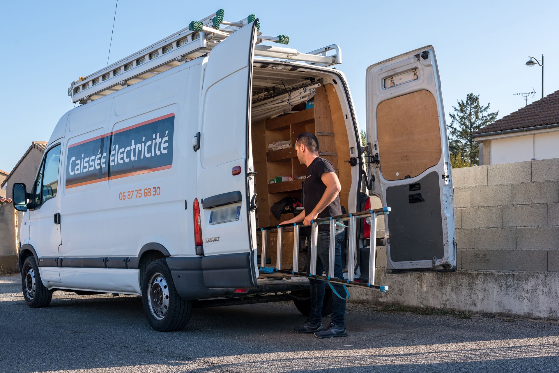 Camion de l'entreprise Caissée Électricité ouvert