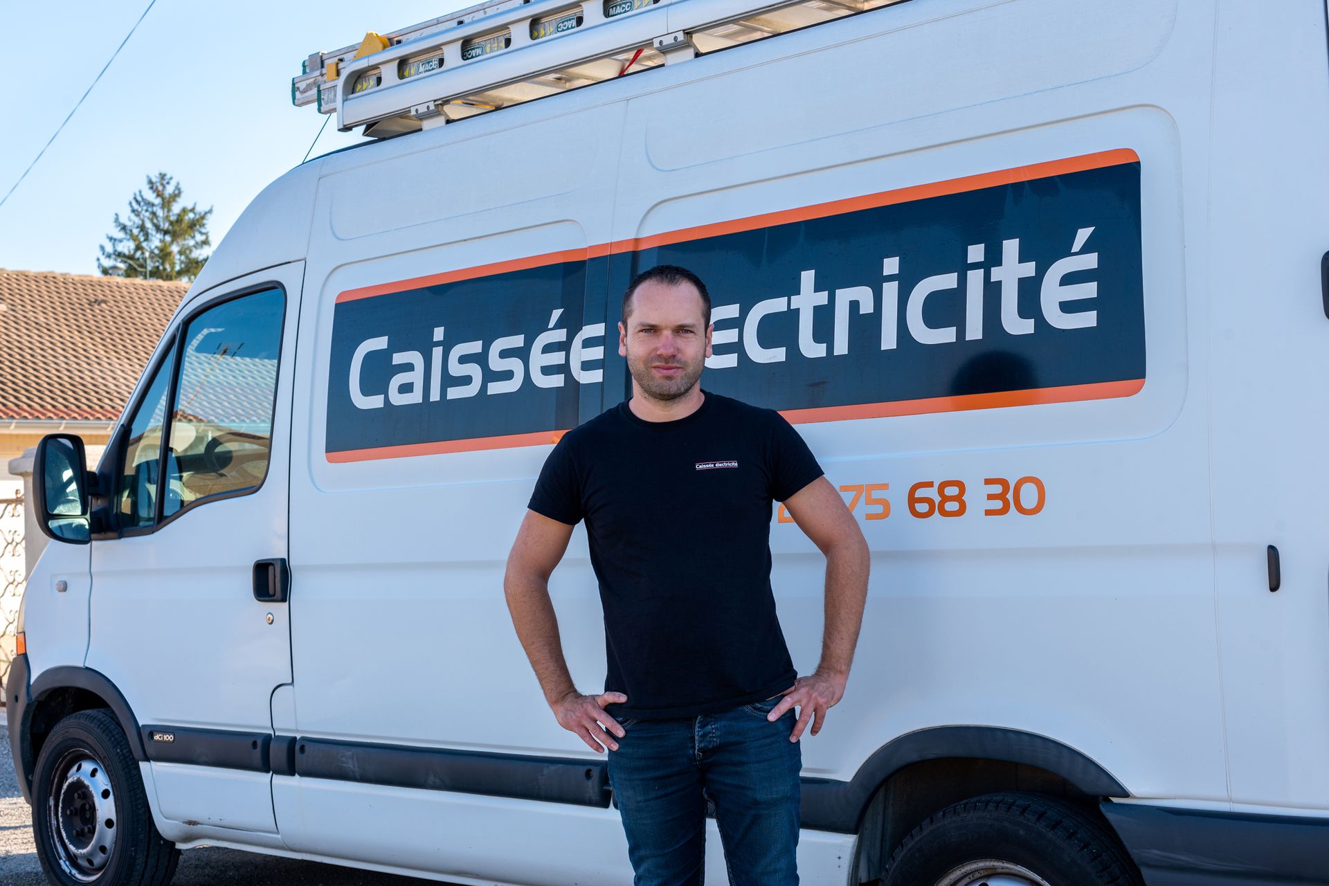 Patron de l'entreprise Caissée Électricité devant son camion