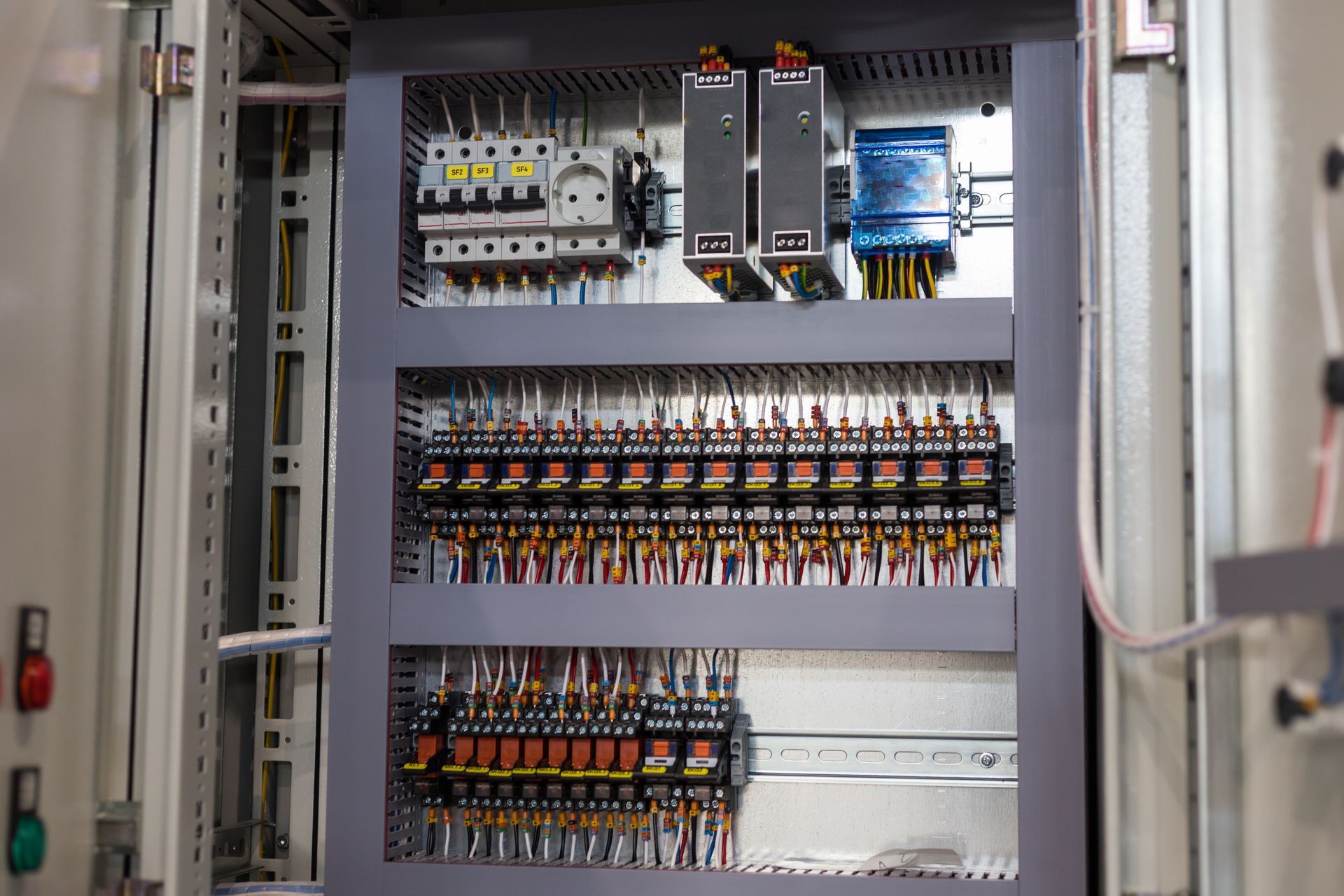 Armoire électrique avec beaucoup de câbles