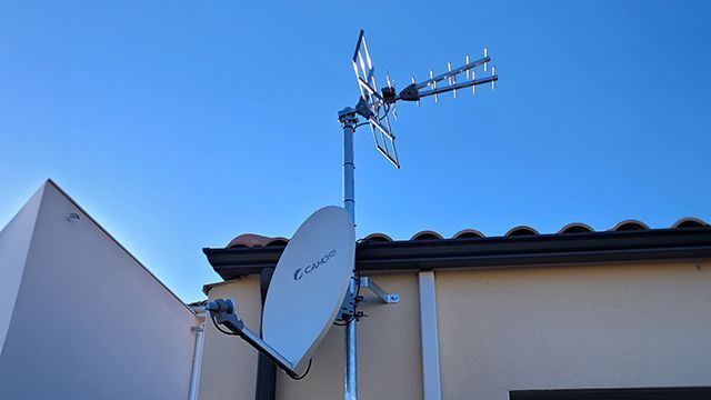 Une série d’antennes sur un toit en tuile