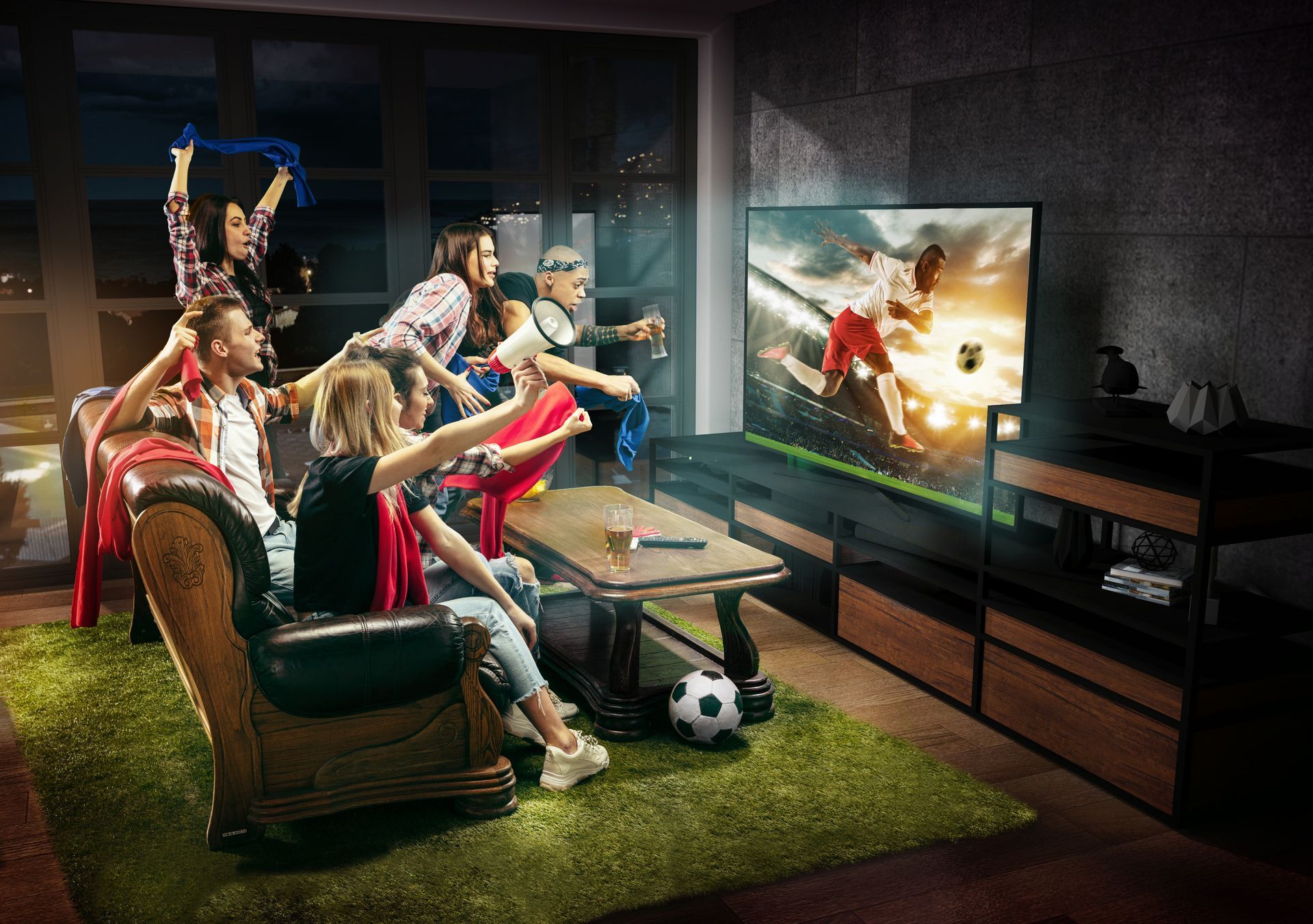 Des amis en train de regarder un match de foot à la télévision