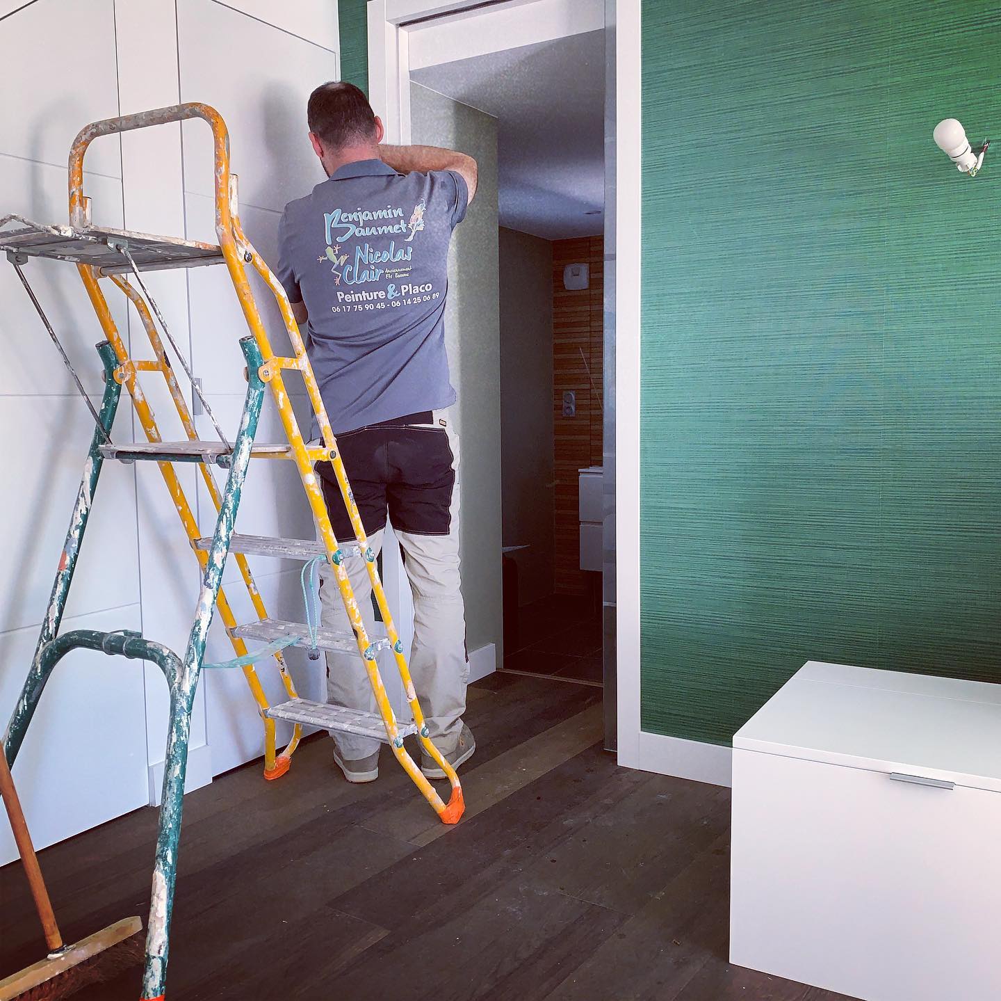 Artisan applicant papier peint