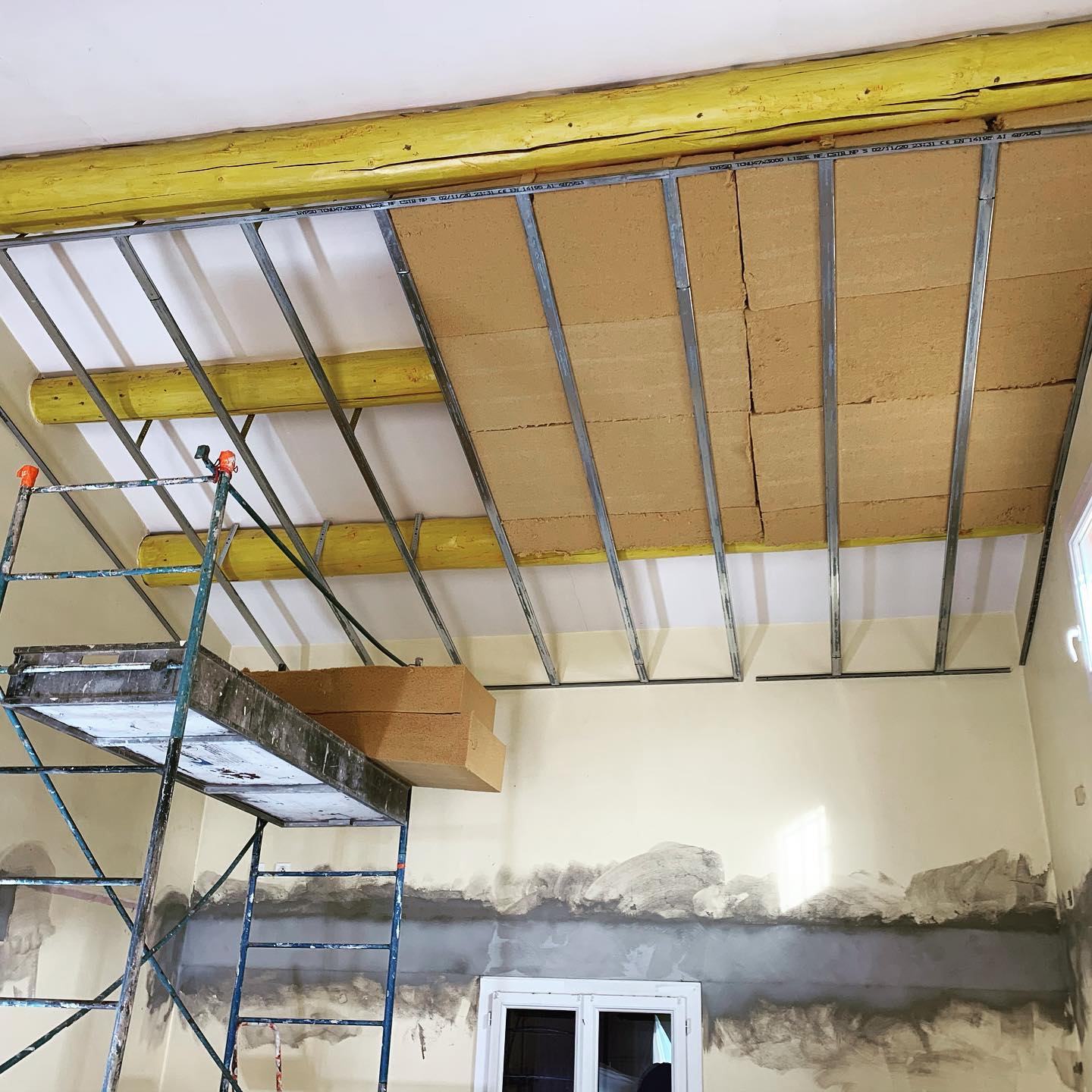 Pose d'isolant au plafond