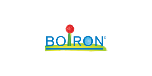 Il logo Boiron presenta una scritta blu con una sfera rossa sopra uno stelo verde, il tutto su una base verde su sfondo bianco.