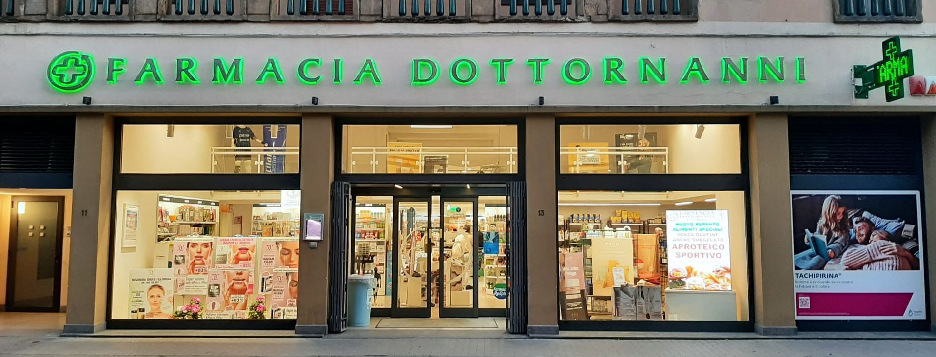 La facciata di una farmacia italiana, 