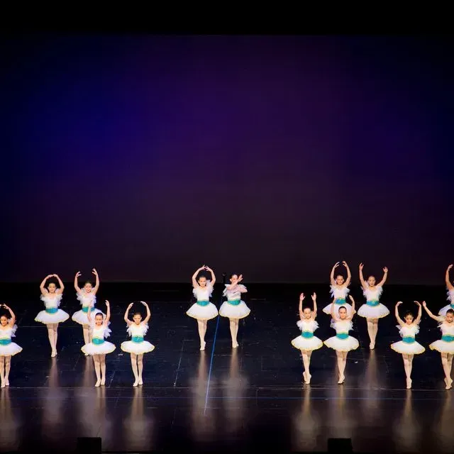 Un grup de ballarines ballen en un escenari.