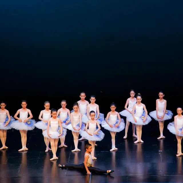 Un grup de joves ballarines actuen en un escenari.