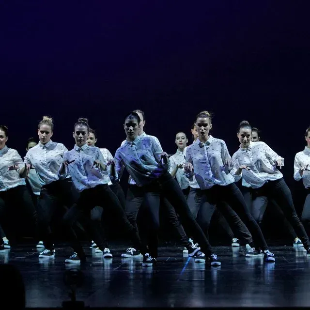 Un grup de persones balla en un escenari.