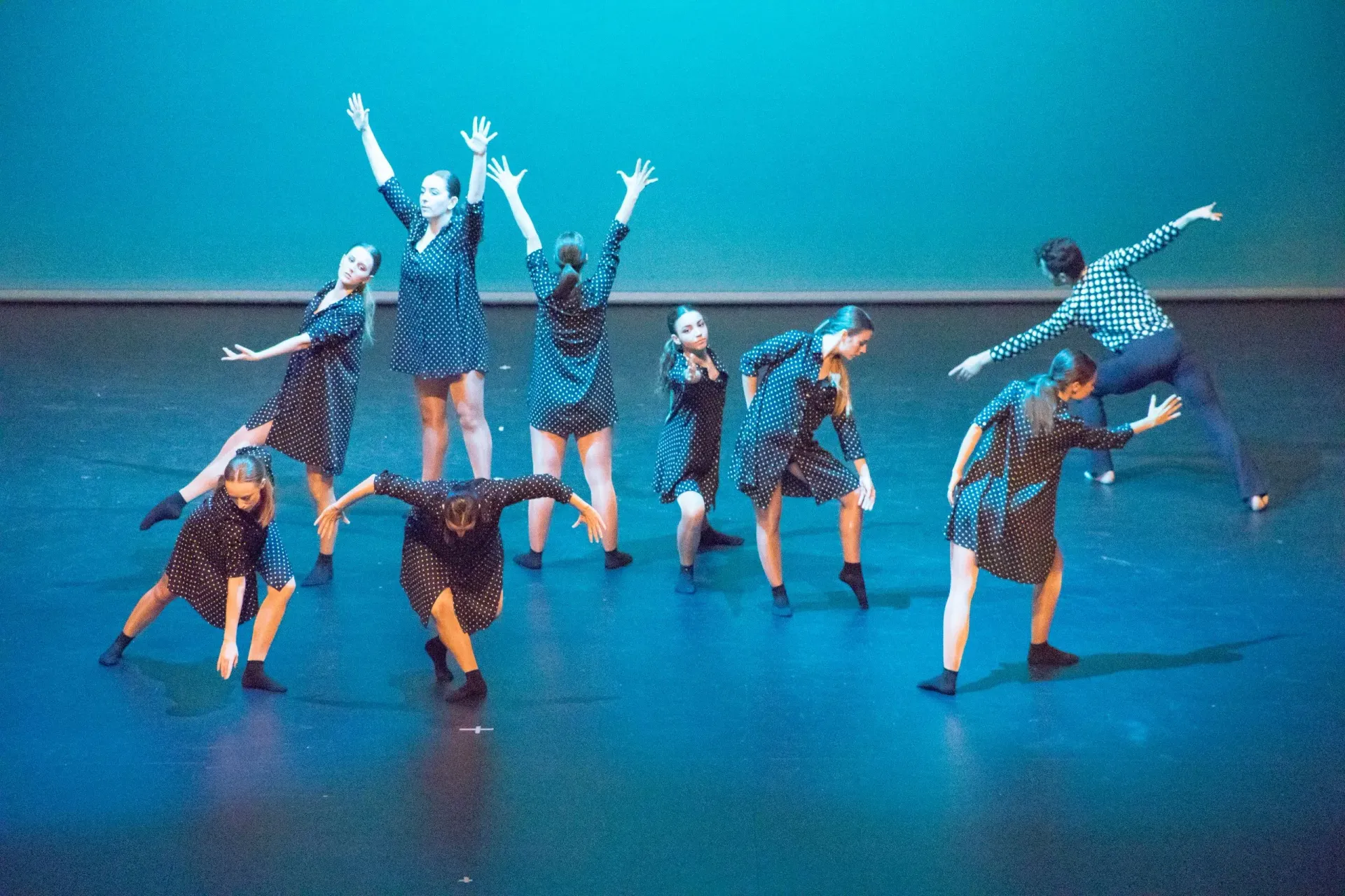 Un grup de joves ballarins actuen en un escenari.