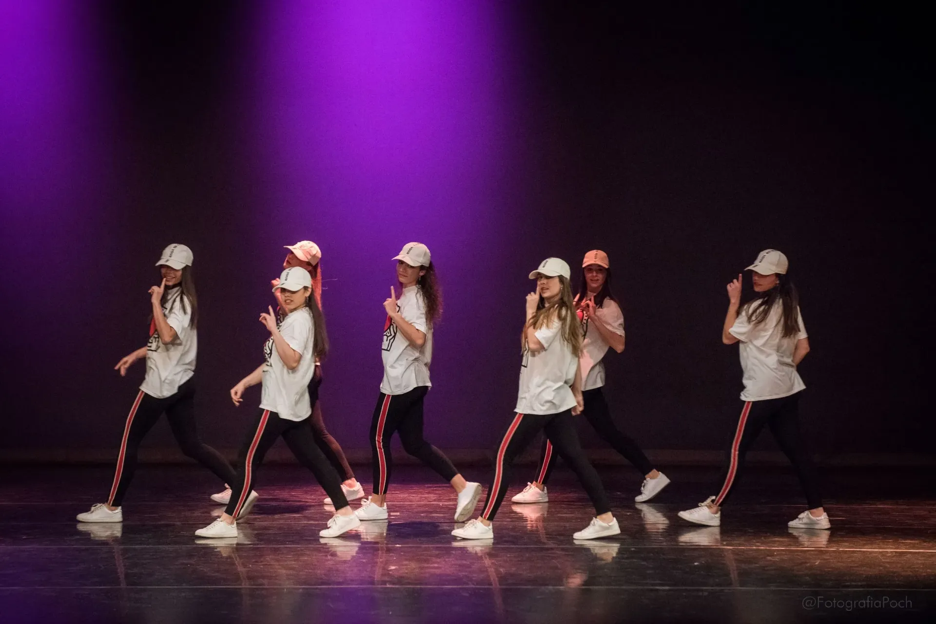 Un grup de noies joves ballen en un escenari.