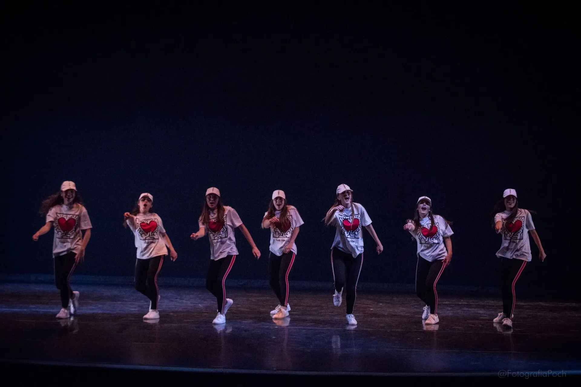 Un grup de dones joves ballen en un escenari.