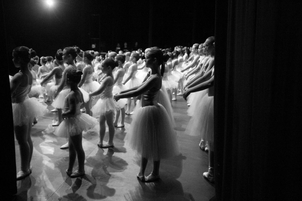 Una foto en blanc i negre d'un grup de joves ballarines