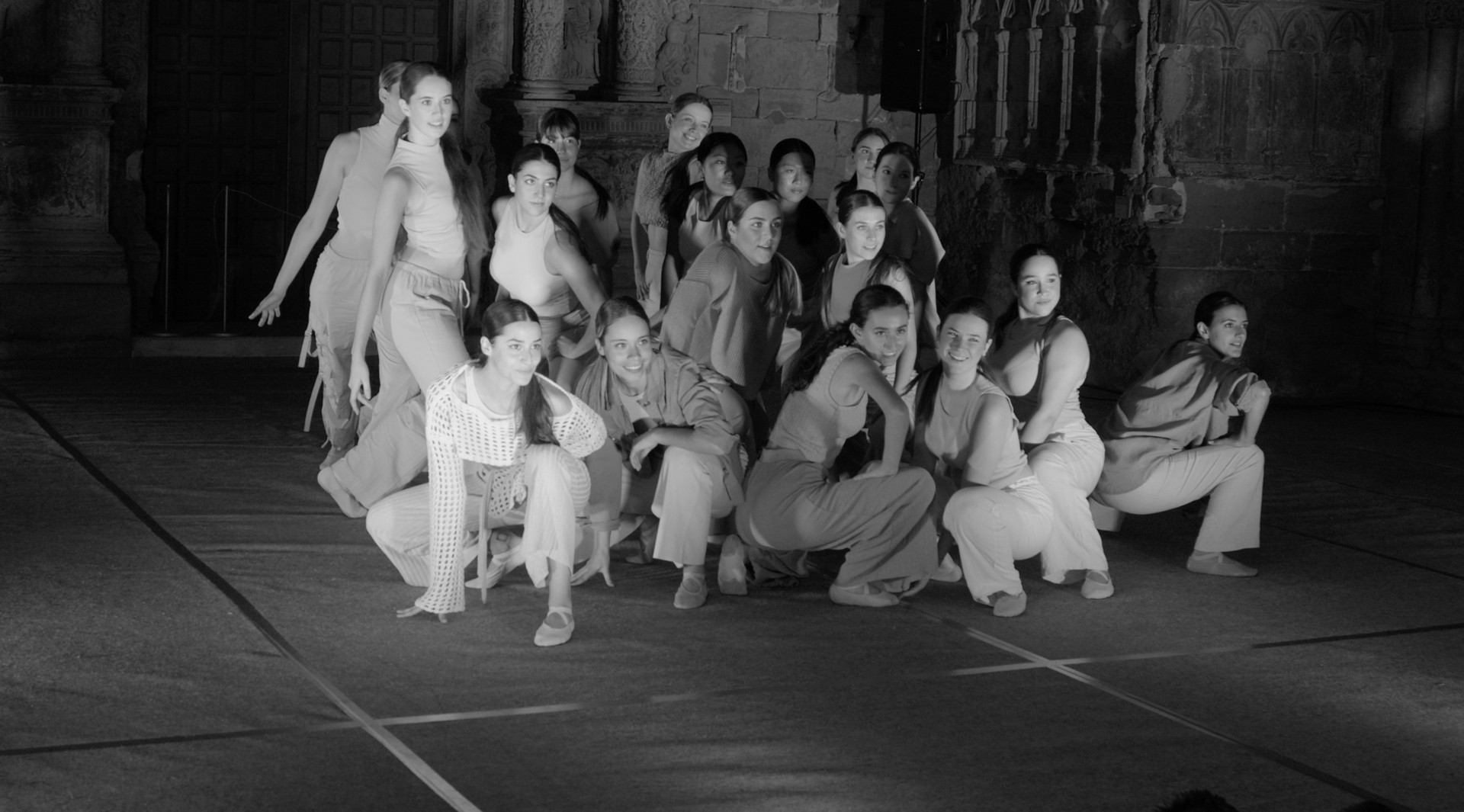 Un grup de persones posant per a una foto en un escenari.