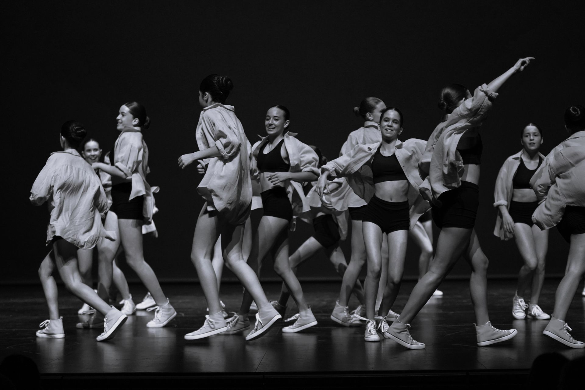Un grup de dones joves ballen en un escenari en una foto en blanc i negre.