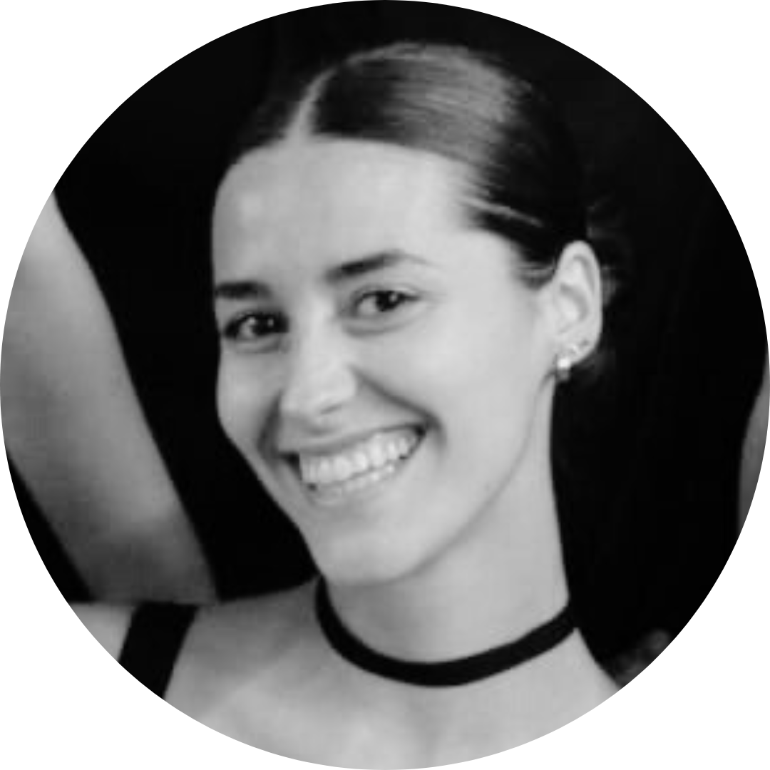 Una dona somriu en una foto en blanc i negre en un cercle.