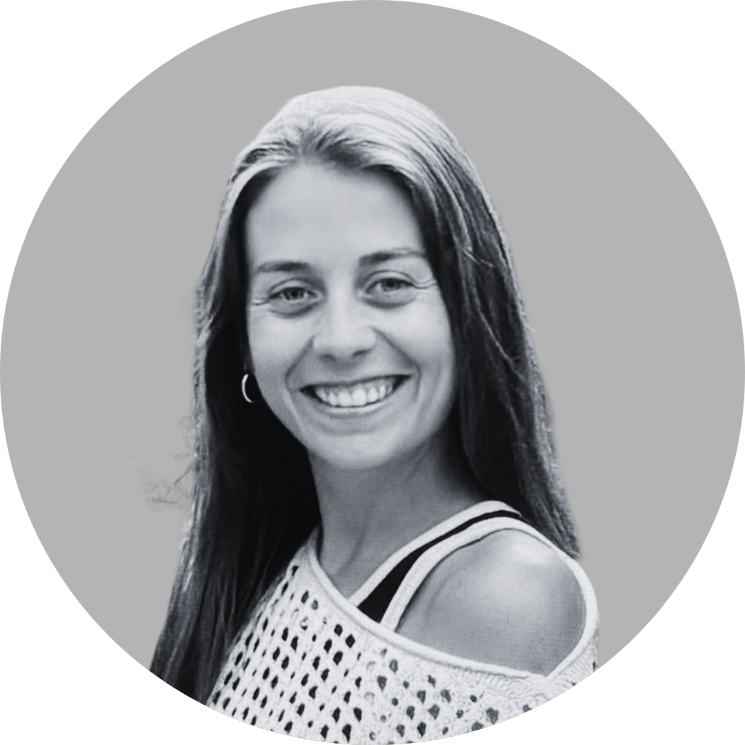 Una dona amb els cabells curts somriu en una foto en blanc i negre.