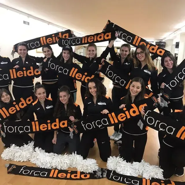 Un grup de dones sostenint mocadors que diuen forca lleida