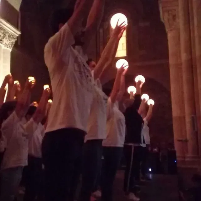 Un grup de persones tenen espelmes a les mans