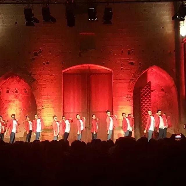 Un grup de persones està dret en un escenari davant d'una multitud.