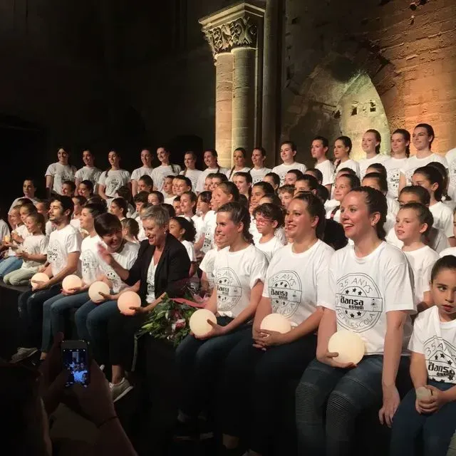 Un gran grup de persones amb camises blanques amb la paraula 