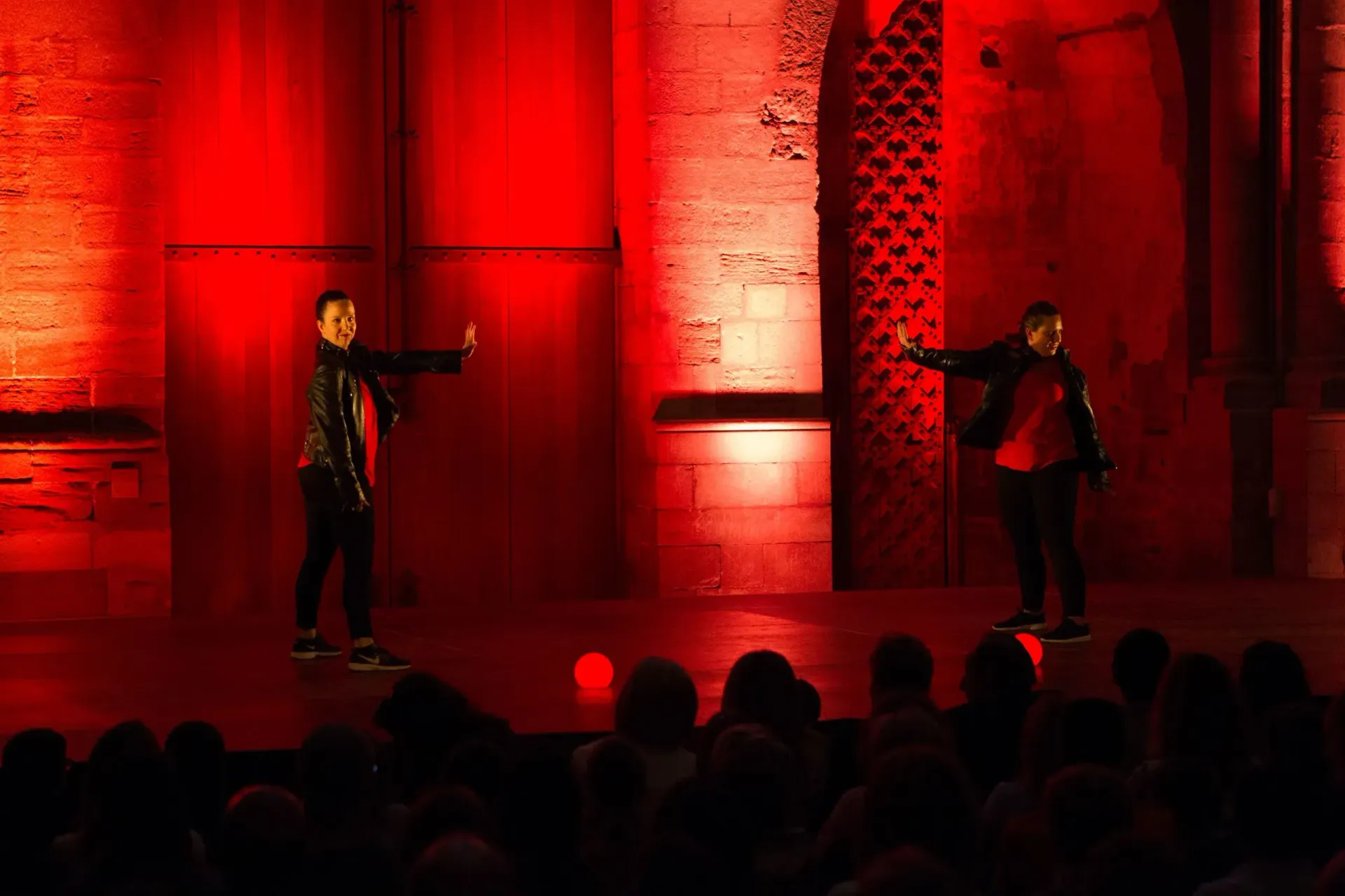 Dos joves ballen en un escenari davant d'una multitud.